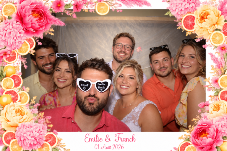 Photobooth de mariage fleuri et coloré