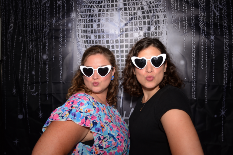 Portrait disco avec lunettes cœur